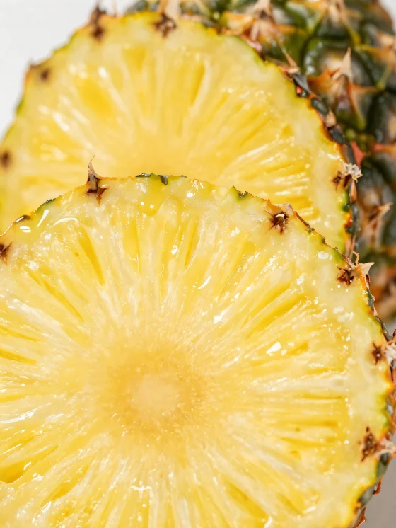 Ferskur, sneiddur ananas á rustísku viðarborði