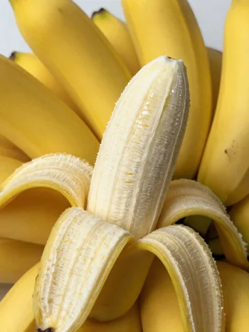 Ferskir bananar heilir og sneiddir, í skál og á rustísku borði