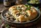 Focaccia með rjómalöguðum sveppum og hvítlauk á borði