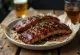 BBQ grísarif bornar fram með fersku meðlæti