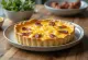 Quiche með Cheddar og beikoni skorið í sneiðar