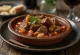 Stifado, grískur nautakjötsréttur borinn fram