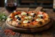 Pizza alla Puttanesca með ansjósum og kapers