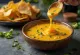 Jalapeño- og bjórcheddarsósa í skál, borin fram með nachos