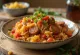 Reykt pylsu-jambalaya borið fram í skál skreytt með steinselju