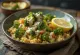 Brokkolí og kínóa karrý Búdda-skál með lime-tahini borið fram