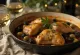 Chicken Marbella borið fram með ferskri steinselju