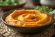 Kryddaður gulrótar-hummus borinn fram