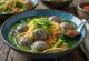 Bakso, indónesísk kjötbollusúpa borin fram
