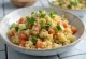 Kínóa-salat með tahini-dressingu borið fram
