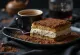 Tiramisu-mússterta borin fram á glæsilegan hátt