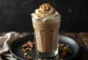 Kanil- og valhnetufrappuccino skreytt með þeyttum rjóma og möldum hnetum