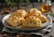 Paleo scone með möndlum og hunangi á diski
