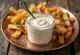 Hvíta Alabama grill-sósan borin fram með grilluðum kjúklingi