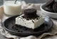 Vegan Oreo-kaka borin fram