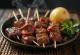 Anticuchos pinnar bornir fram með grilluðu grænmeti