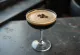 Espresso Martini kokteill skreyttur með þremur kaffibaunum