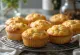 Mjúkar kotasælu-muffins, bakaðar gylltar, stráðar vanillu og flórsykri