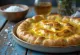 Focaccia með sinnepi og reyktum osti borin fram á disk