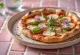 Pizza ai Fiori di Basilico með ferskri basilíku og basilíku-blómum