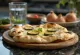 Naan brauð með grilluðum kúrbít borið fram