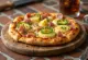 Hawaii-pizza með Jalapeño borin fram