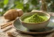 Bolli af freyddum matcha te, skreyttur með matcha dufti